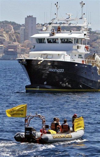 Rybacy zablokowali port w proteście przeciwko akcji Greenpeace