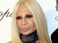 Dziwna twarz Donatelli Versace