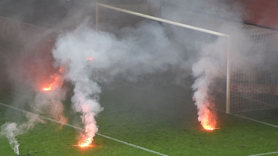 Dym i race odpalone przez kibiców Śląska Wrocław i Legii Warszawa doprowadziły do przerwy w meczu.