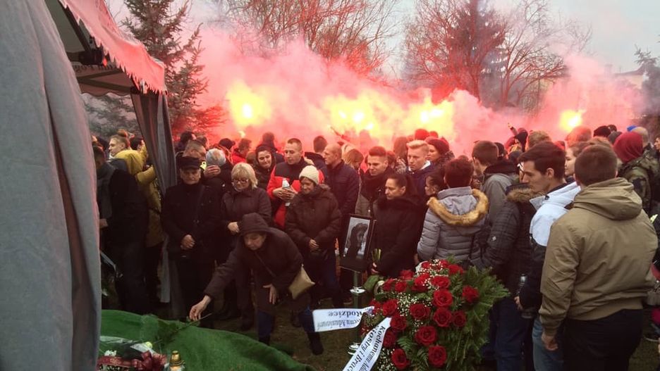 Konin. W pogrzebie Adama C. uczestniczy wiele osób. Rodzina odpaliła race