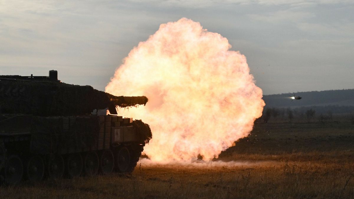 ?wiczenia ukrai?skich czo?gist�w
Tankers from the 33rd separate mechanized brigade of the Ukrainian Ground Forces fire with a Leopard 2A4 tank during a field training at an undisclosed location in Ukraine on October 27, 2024, amid the Russian invasion on Ukraine. (Photo by Genya SAVILOV / AFP)
GENYA SAVILOV