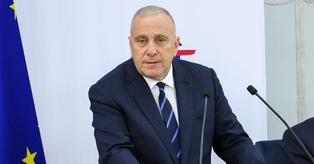 Wyborcy KO odpłynęli. Schetyna chce trafić do młodych