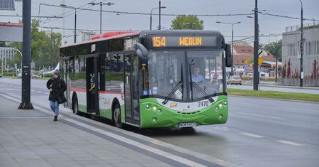ZTM kieruje na linie trolejbusowe autobusy spalinowe. Taka zmiana pozwala zaoszczędzić ponad 7 tys. zł dziennie