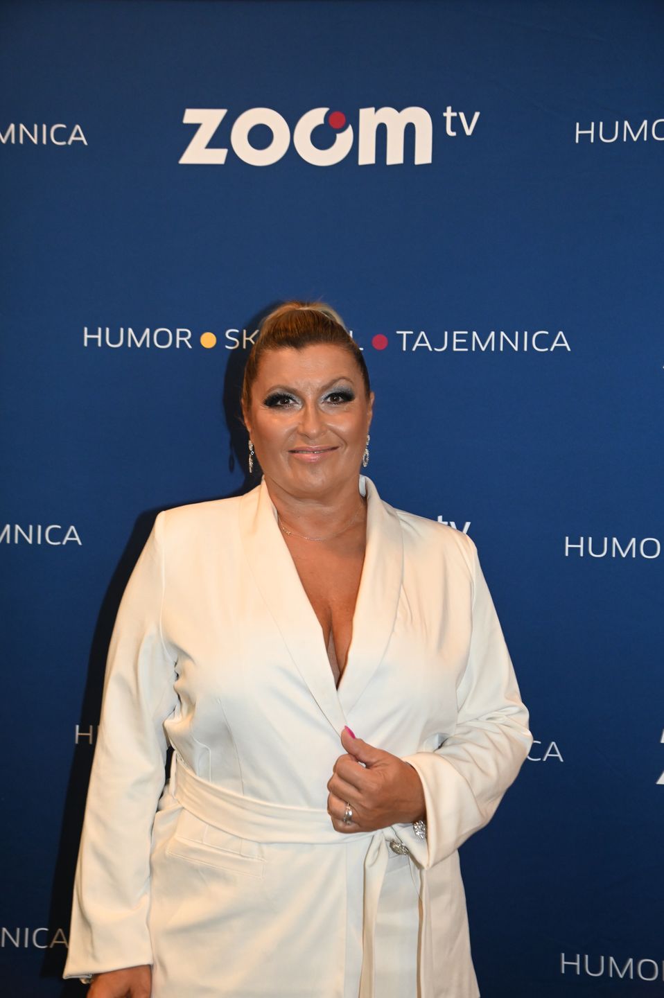 Katarzyna Skrzynecka w białym garniturze