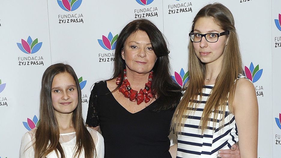 Zofia Czernicka znów przykuła uwagę na salonach. W pierwszej chwili aż trudno rozpoznać tę znaną m.in. ze &#34;Studio Lato&#34; prezenterkę TVP. Zobaczcie, jak wygląda obecnie! Na pierwszym zdjęciu sprzed 8 lat ze swoimi wnuczkami. &#34;Chyba zrobiłam dobrą robotę jako babcia&#34; - przyznała w jednym w wywiadów. Zobaczcie, jak teraz wygląda Zofia Czernicka - będziecie pod wrażeniem!