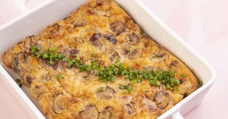 Fritata z boczkiem wędzonym, pieczarkami i cheddarem