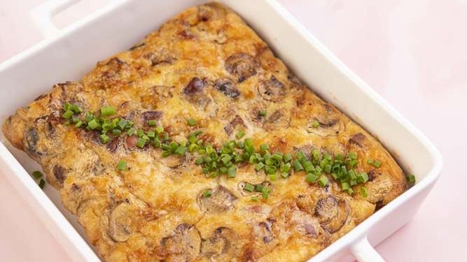 Fritata z boczkiem wędzonym, pieczarkami i cheddarem