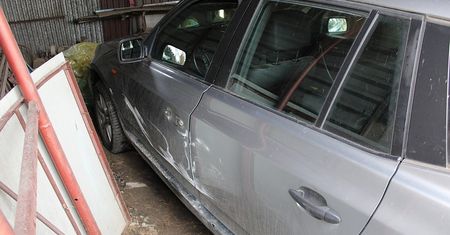 Pijany 56-latek zjechał po schodach. Policja szybko namierzyła jego BMW