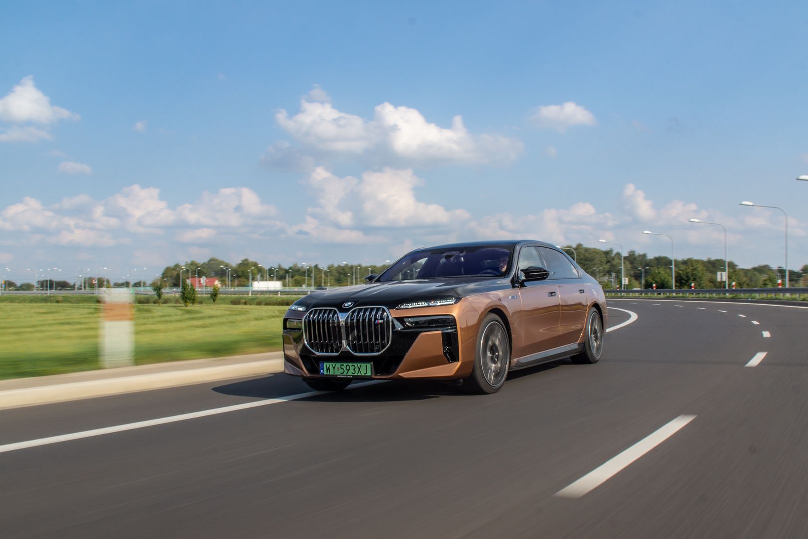 BMW i7 M70