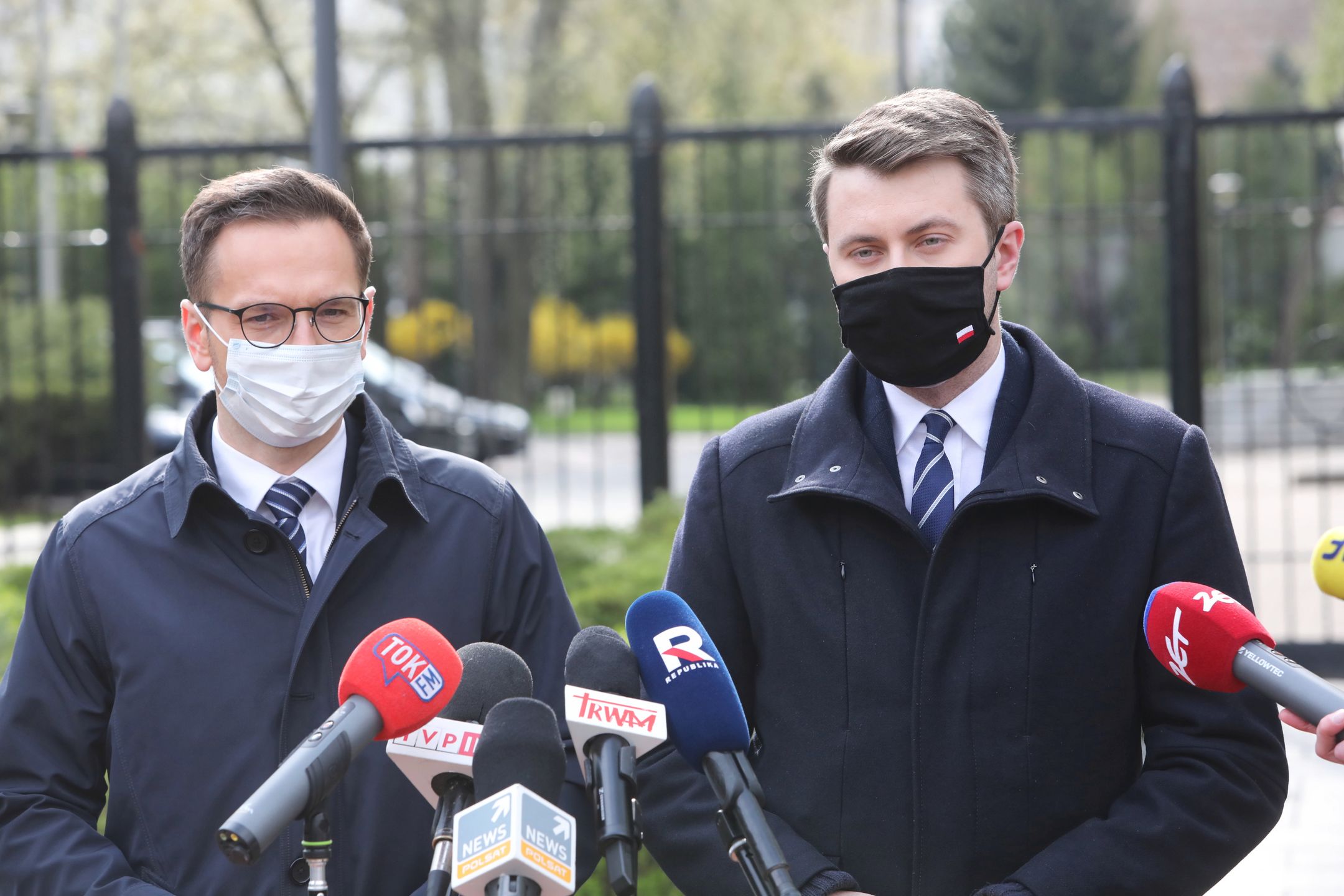 Warszawa, 03.05.2021. Rzecznik rządu Piotr Mueller (P) oraz sekretarz stanu w Ministerstwie Funduszy i Polityki Regionalnej Waldemar Buda (L) podczas konferencji prasowej przed siedzibą KPRM w Warszawie, 3 bm. Rzecznik rządu poinformował o przesłaniu do Komisji Europejskiej ostatecznej wersji KPO. (amb) PAP/Wojciech Olkuśnik
