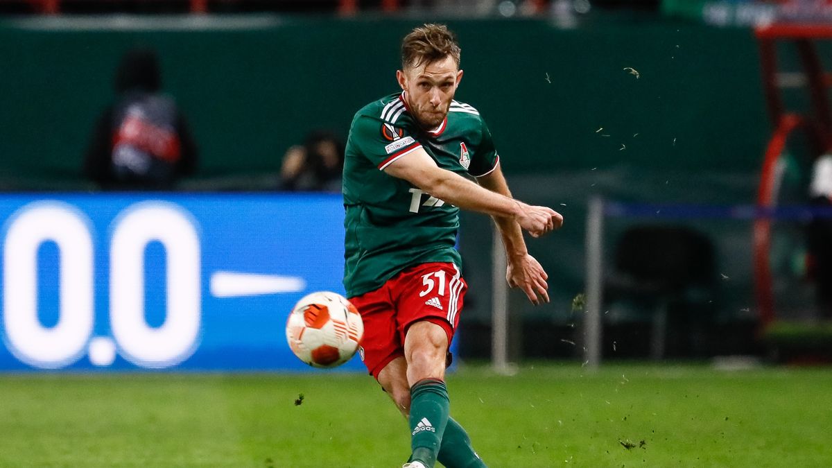 Maciej Rybus of Lokomotiv Moscow passes the ball during the UEFA Europa League Group E football match between FC Lokomotiv Moscow and SS Lazio on November 25, 2021 at RZD Arena in Moscow, Russia. (Photo by Mike Kireev/NurPhoto via Getty Images)