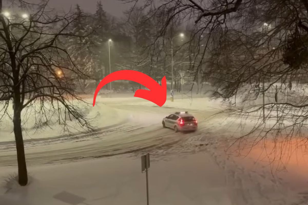 Nagrali radiowóz na rondzie. "Leciał bokiem". Policja dementuje