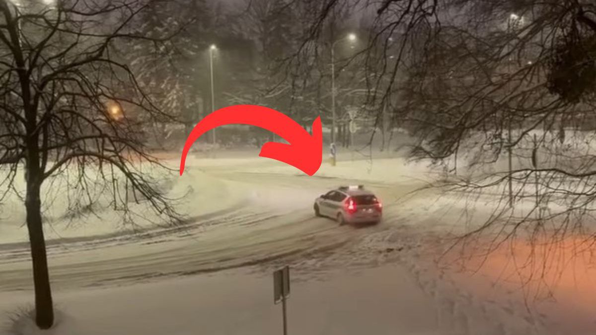 Nagrali radiowóz na zaśnieżonym rondzie
