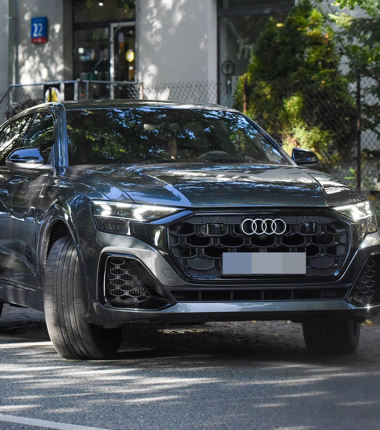 Paweł Deląg maszeruje po Warszawie i wsiada do audi