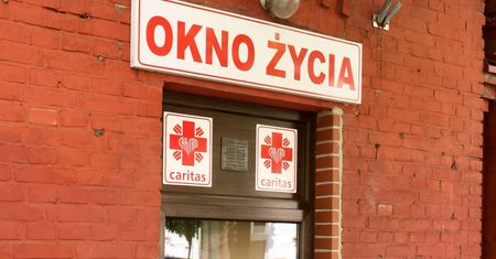 Zostawił dwulatka w oknie życia. Wszczęto postępowanie