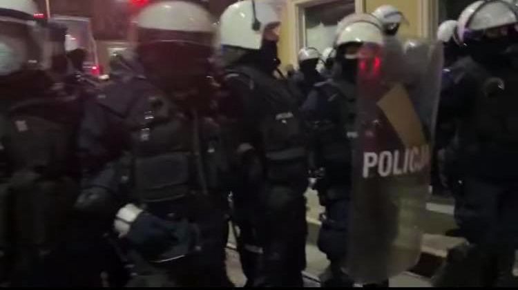 Matylda Damięcka uderzona przez policjanta