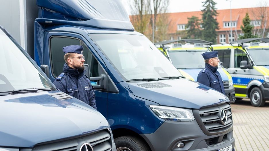 20 listopada do KWP w Bydgoszczy trafiły 3 samochody będące mobilnymi centrami zarządzania kryzysowego i 10 aut do bezpiecznego przewozu psów policyjnych. Niebawem garnizon zakupi 5 aut z wyposażeniem do likwidacji skutków powodzi i pożarów.