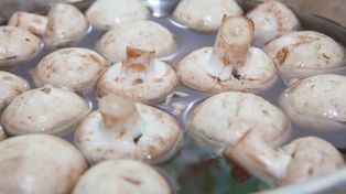 Kucharze tylko przecierają szmatką. Mycie pod kranem to największy błąd, jaki możesz zrobić