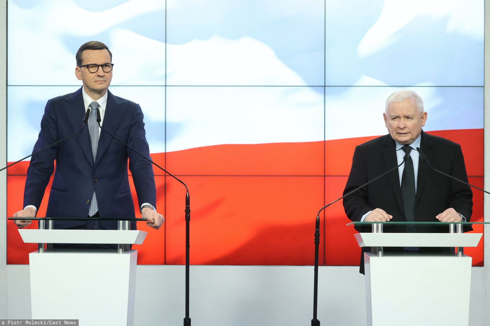 O?wiadczenie prezesa Kaczy?skiego i premiera Morawieckiego
Fot. Piotr Molecki/East News, Warszawa, 28.11.2022. Oswiadczenie prezesa PiS Jaroslawa Kaczynskiego i premiera, wiceprezesa PiS Mateusza Morawieckiego, w siedzibie partii przy ul. Nowogrodzkiej, w spawie projektu ustawy dotyczacej powolania komisji, ktora zbadalaby polityke energetyczna prowadzona przez rzad polski w latach 2007-2015.  N/z Mateusz Morawiecki, Jaroslaw Kaczynski
Piotr Molecki