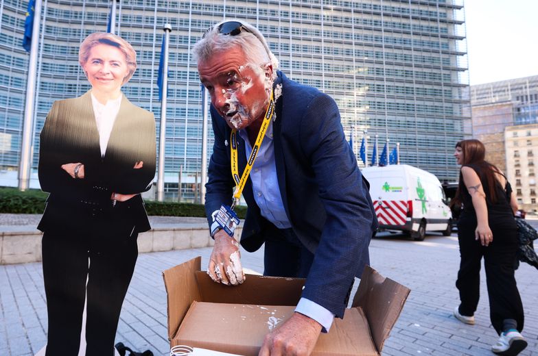 Szef Ryanaira obrzucony tortem. "Ciepłe powitanie" w Brukseli