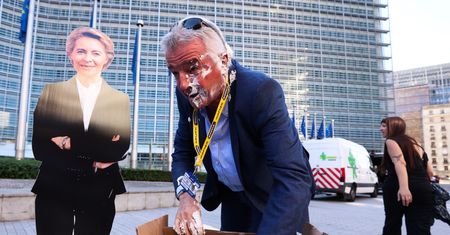 Szef Ryanaira obrzucony tortem. "Ciepłe powitanie" w Brukseli