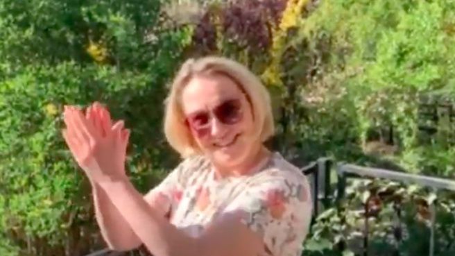 Wrocławianie oklaskami wspierają biały personel