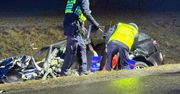 Gniezno: Czołowe zderzenie Mercedesa i Alfy Romeo. Zginęła kobieta, dwie osoby zostały ranne