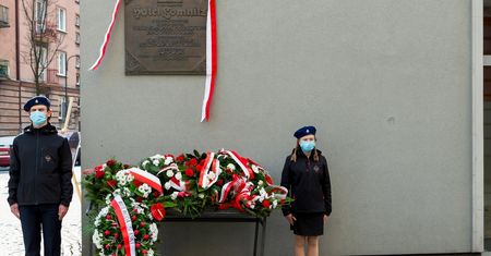 Bytom. 100. rocznica III Powstania Śląskiego. Kwiaty pod siedzibą Polskiego Komisariatu Plebiscytowego