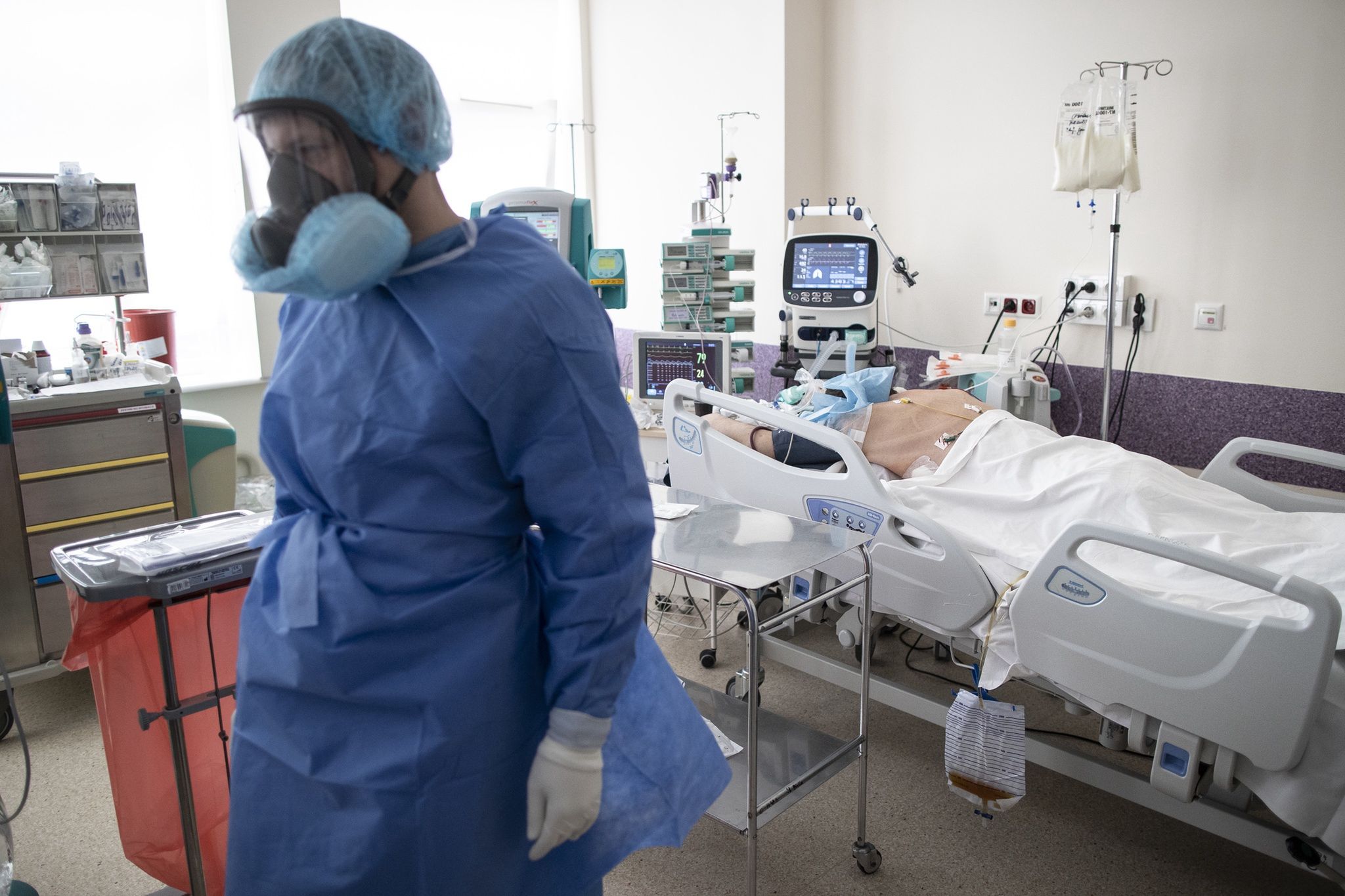 Na oddziałach covidowych trwa walka o każde życie