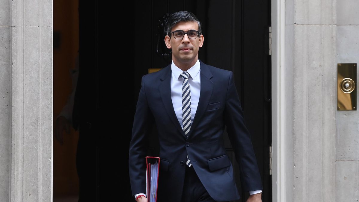 Britain's Prime Minister Rishi Sunak departs 10 Downing Street to attend Prime Minister's Questions (PMQs) at the Parliament in London, Britain, 26 April 2023. EPA/NEIL HALL Dostawca: PAP/EPA.