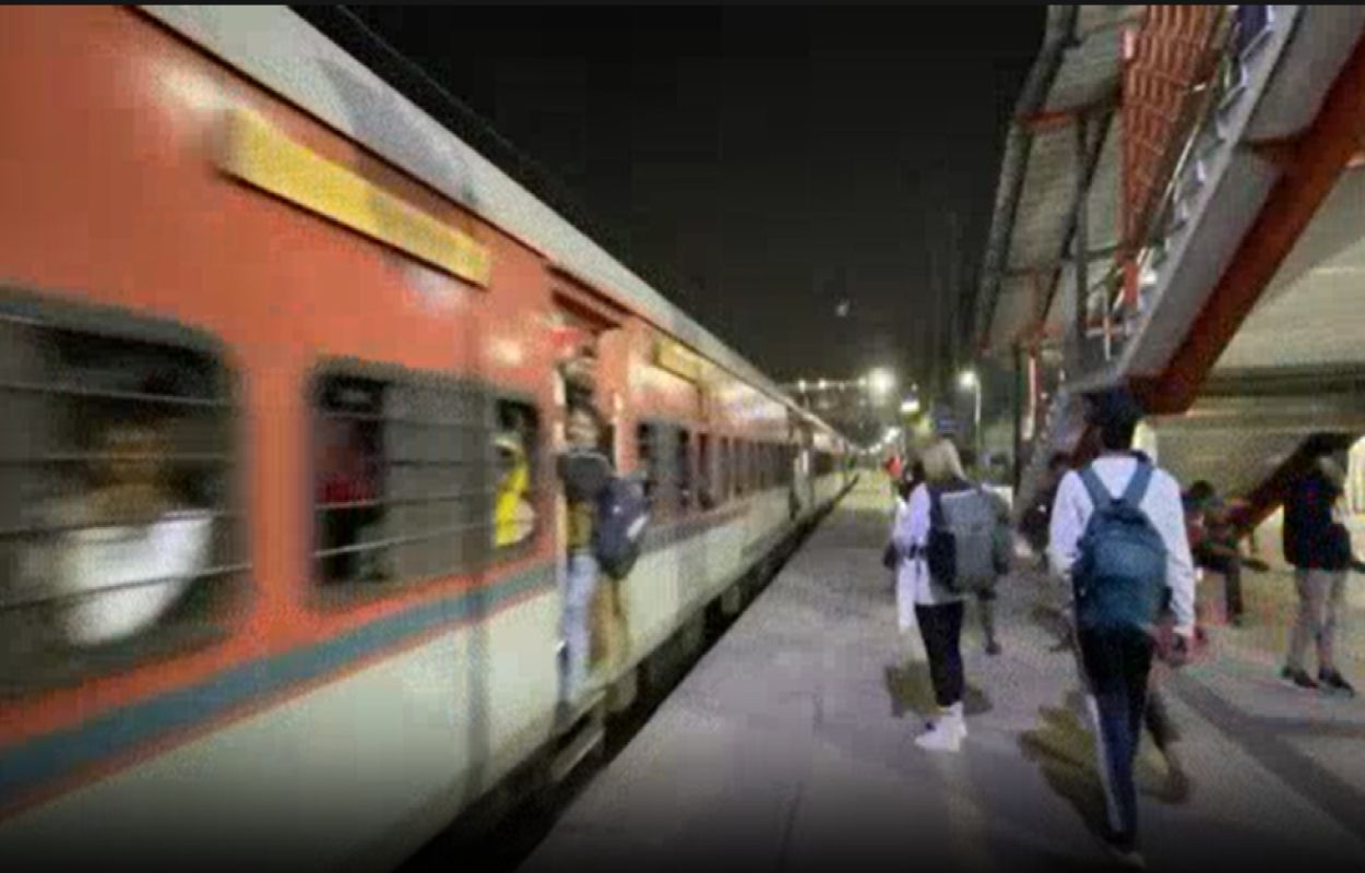 "Jak stare PKP". Pięć godzin opóźnienia i śmietnik na łańcuchu. Bareja w Indiach