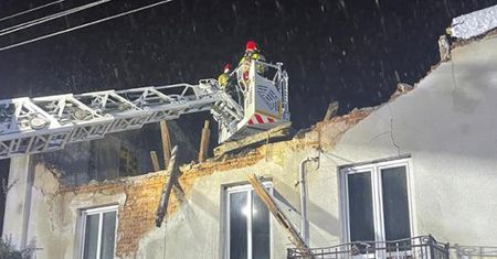 Zawalony dach nad kamienicą w Ostrowcu Św.