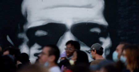 Zamieszki w USA. Policjanci z Kalifornii omyłkowo zastrzelili nieuzbrojonego 22-latka. Byli pewni, że ma broń