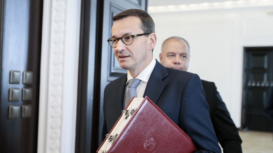 Premier Mateusz Morawiecki. W tle Jacek Sasin
