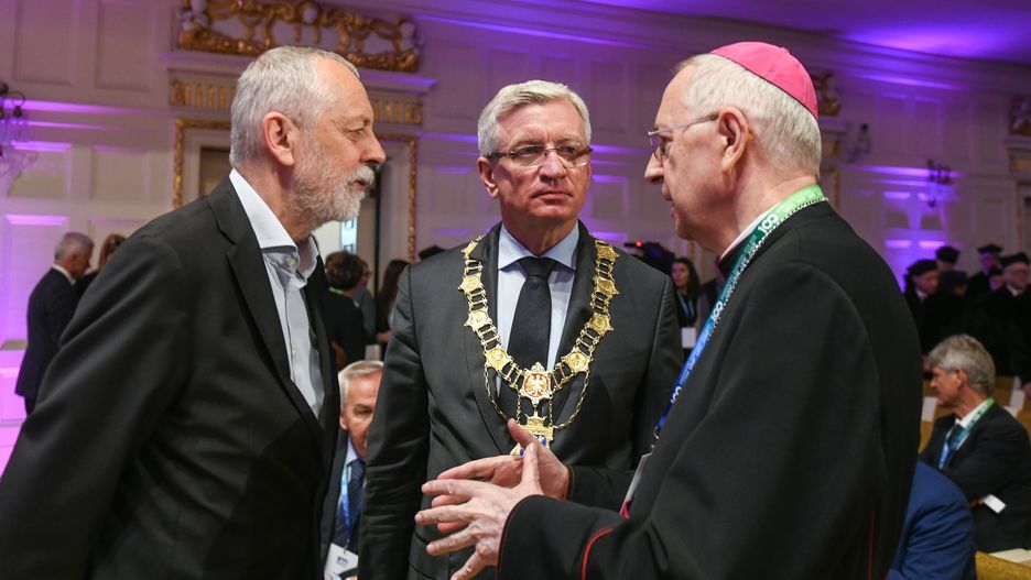 Od lewej: Rafał Grupiński (PO), Jacek Jaśkowiak (PO, prezydent Poznania), abp Stanisław Gądecki (KEP)