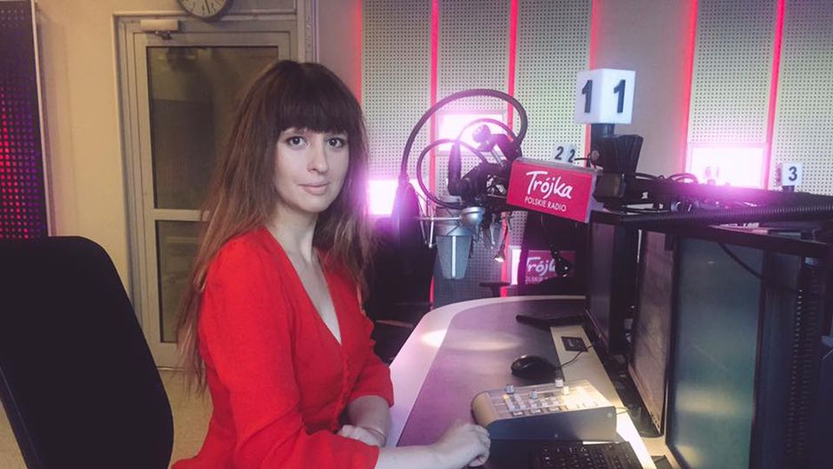 Anna Gacek w studiu radiowej Trójki 