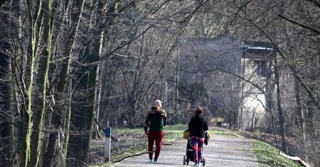 Zaostrzona kwarantanna. Czy można wyjść na spacer albo na rower?