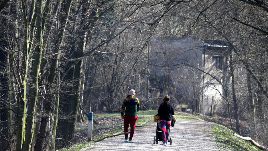 Koronawirus a zaostrzona kwarantanna. Czy jeśli nie jestem objęty kwarantanną przez sanepid, mogę wychodzić na spacer? Jeśli masz pytania dotyczące wtorkowego rozporządzenia ministra zdrowia, zadaj je nam.