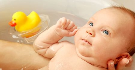 Kąpiel niemowlęcia - jak zadbać o bezpieczeństwo dziecka?