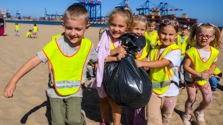 Sprzątanie plaży w Stogach. Akcja Dziennika Bałtyckiego i partnerów.