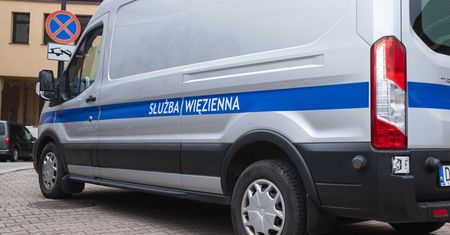Matka na pogrzebie dziecka w kajdankach. Jest reakcja Służby Więziennej