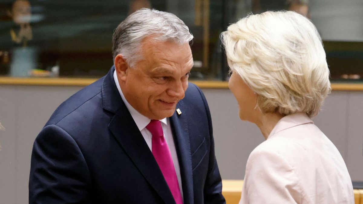 Szczyt Unii Europejskiej w Brukseli
Hungary's Prime Minister Viktor Orban (L) shakes hands with President of the European Commission Ursula von der Leyen prior to the start of a EU leaders Summit at The European Council Building in Brussels on October 26, 2023. EU leaders will debate starting October 26, 2023, in a two day summit in Brussels, for a call for humanitarian "pauses" in Israel's war with Hamas, as the bloc grapples with another conflict on its fringes alongside Russia's invasion of Ukraine. (Photo by Ludovic MARIN / AFP)
LUDOVIC MARIN
