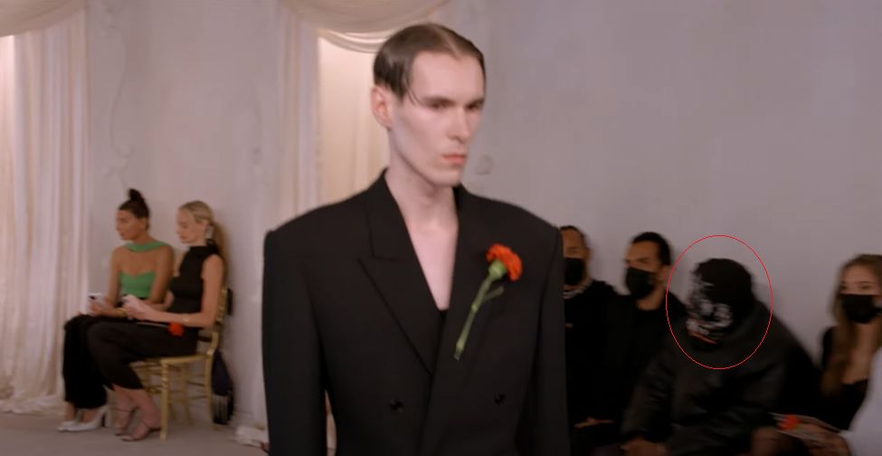 Kanye West w worku na głowie na pokazie Balenciaga