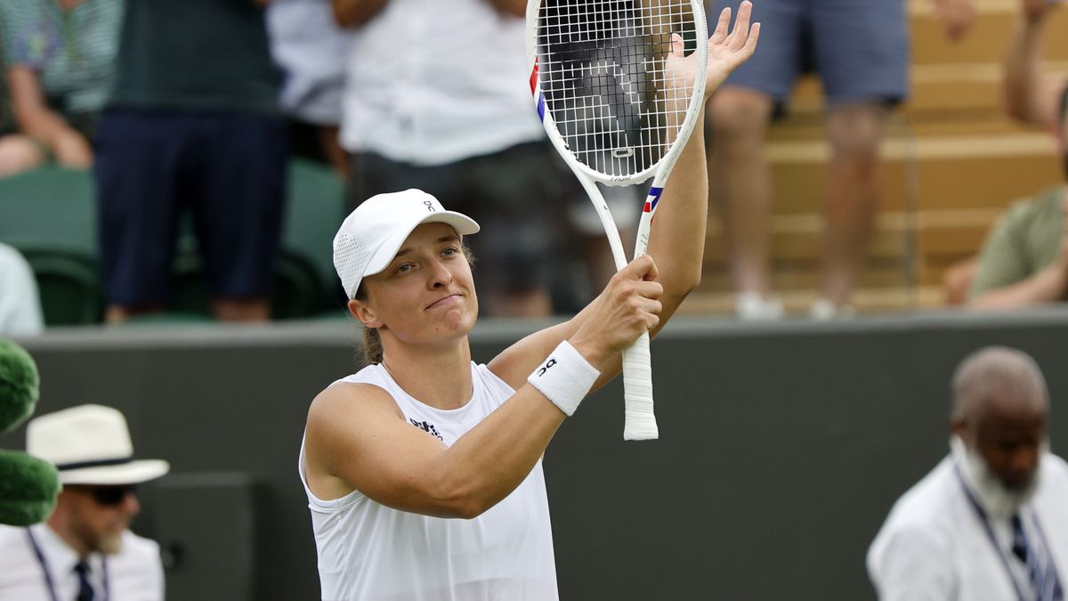 Iga Swiatek of Poland greets spectators after winning her Women's 1st round match against Polina Kudermetova of Russia at the Wimbledon Championships, Wimbledon, Britain, 01 July 2025. EPA/TOLGA AKMEN EDITORIAL USE ONLY Dostawca: PAP/EPA.
