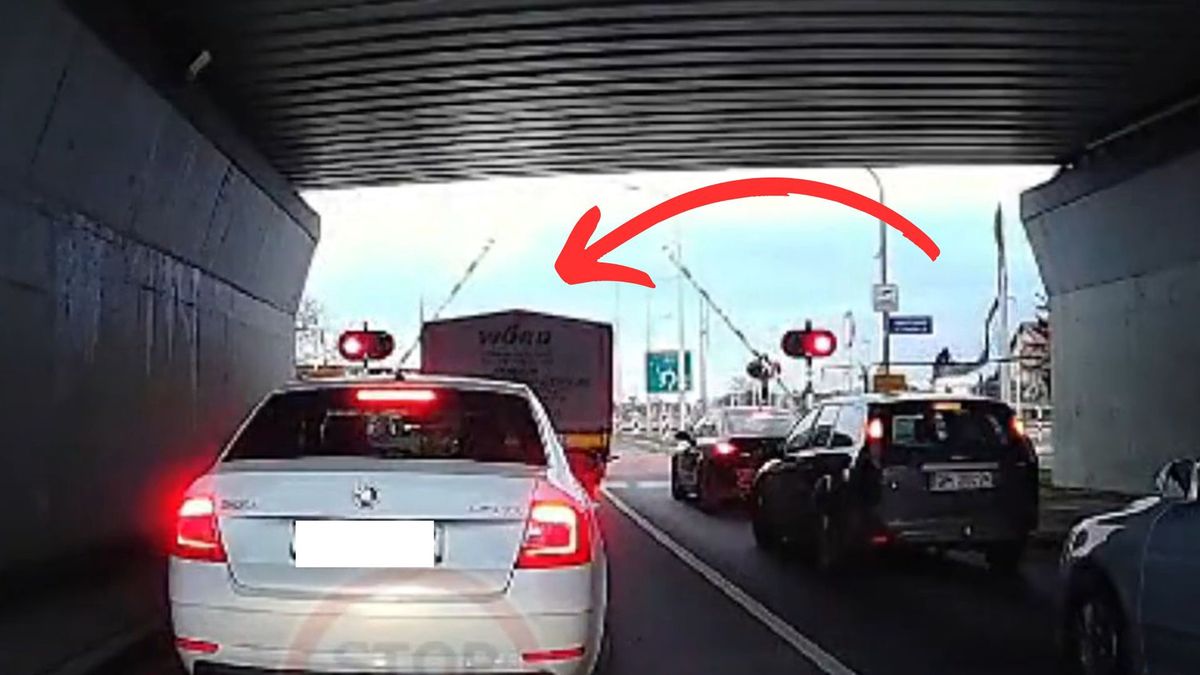 Skandal na przejeździe kolejowym we Wrocławiu: Auto egzaminacyjn