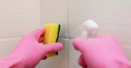 Wrzuć do wiadra i przetrzyj płytki. Będą jak nowe