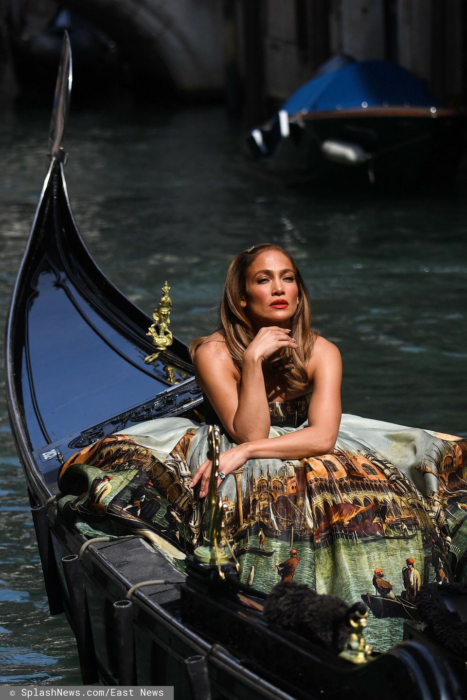 Jennifer Lopez pozuje na gondoli w sukni Dolce & Gabbana