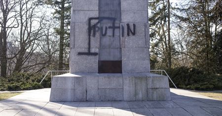 Zniszczono pomnik Armii Czerwonej w Poznaniu. Reakcja konsula