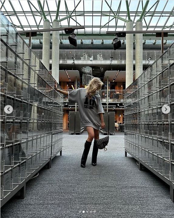 Karolina Pisarek pozuje w bibliotece. "Czuję się jak obcy"