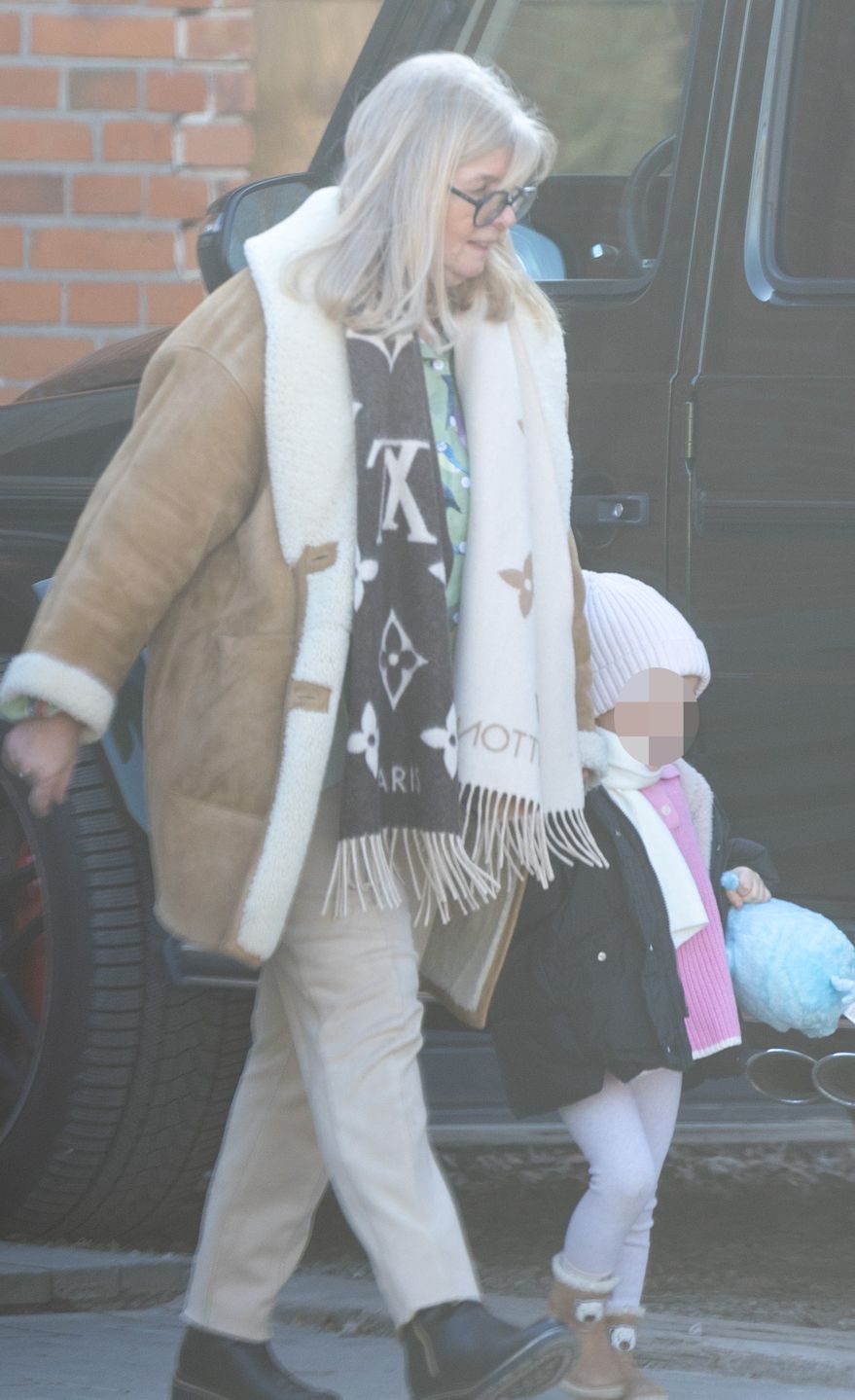 Mama Anny Lewandowskiej opiekuje się wnuczkami